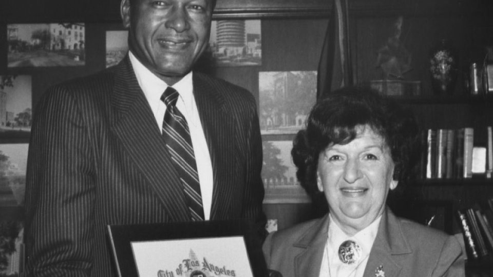 Trude Forsher v roce 1981 s Tomem Bradleyem, bývalým starostou Los Angeles. Zasazovala se za práva rozvedených matek s dětmi