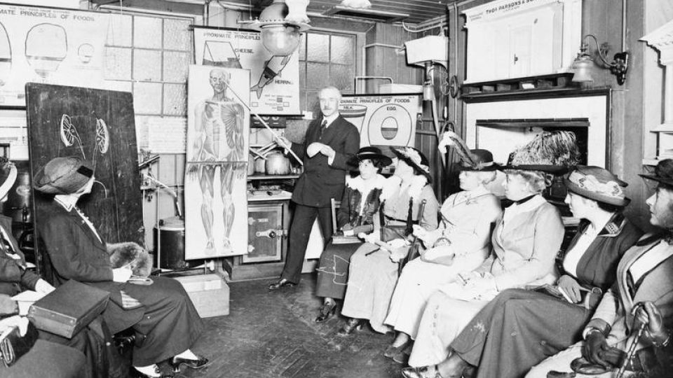 Dr. R. Murray vyučuje sestry Britského Červeného kříže v Institutu hygieny v Londýně (září 1914)