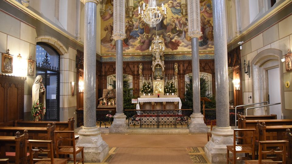 Oltář v mayerlingské kapli se nachází v místě, kde bylo v prvním patře nalezeno Rudolfovo tělo 