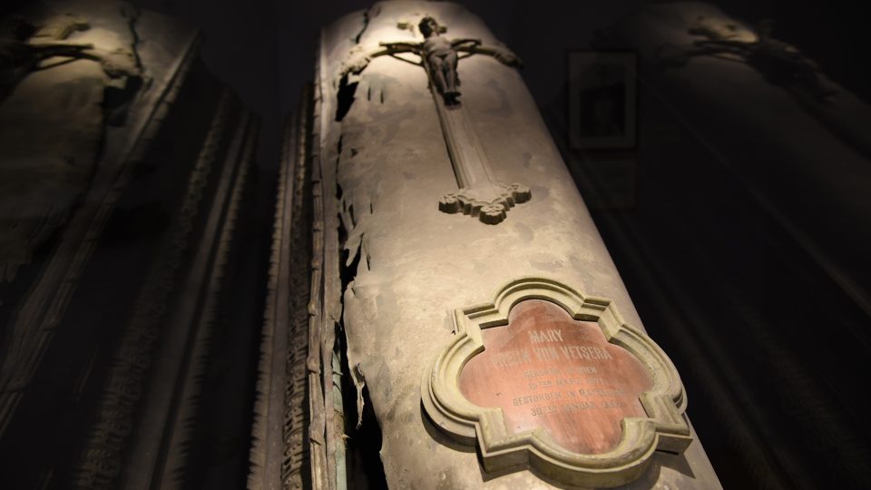 Původní bronzová rakev Mary Vetserové, v níž ležela, než její hrob někdo vyloupil