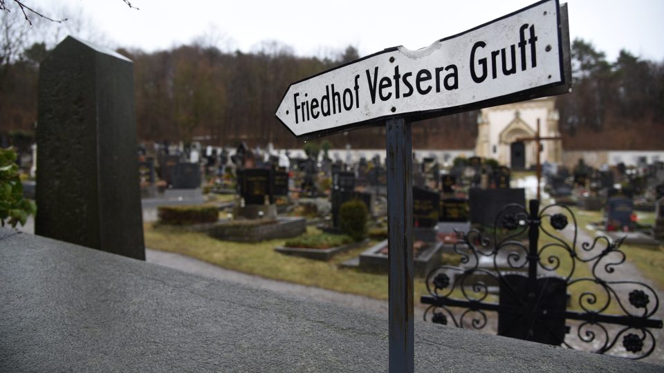 Šipka na hřbitově ukazuje k místu posledního odpočinku Mary Vetserové