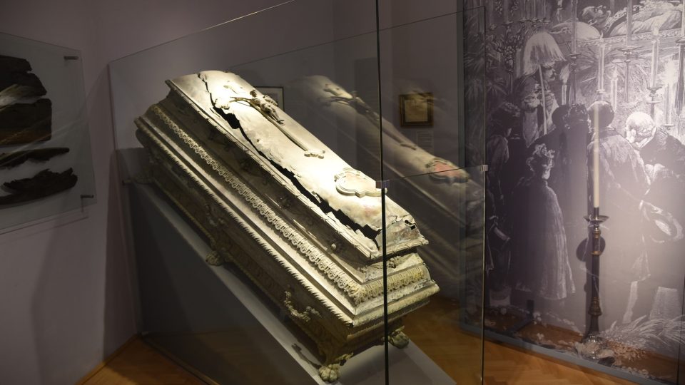 Původní bronzová rakev Mary Vetserové, v níž ležela, než její hrob někdo vyloupil