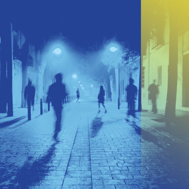 Orchestr Karla Krautgartnera pochoduje přes Karlův most v Praze při natáčení západoněmecké televize,  Karel Krautgartner v popředí,  1966 | foto: Karel Havlíček,  ČTK