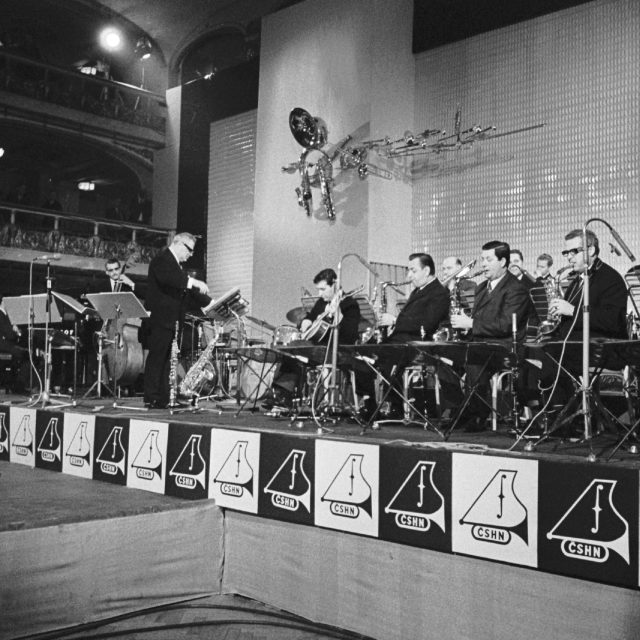 Karel Krautgartner řídí Jazzový orchestr Čs. rozhlasu na III. mezinárodním jazzovém festivalu v Praze | foto: Jovan Dezort,  ČTK