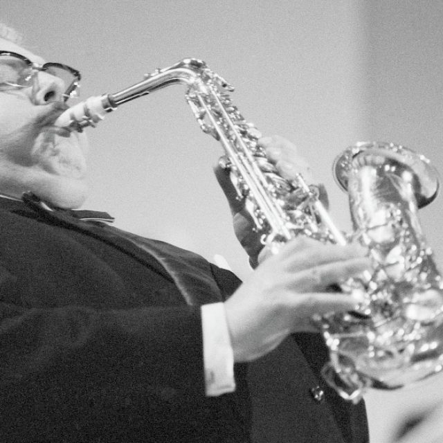 Šéfdirigent tanečního orchestru Československého rozhlasu Karel Krautgartner hraje na saxofon při koncertu ankety Zlatý slavík 1968. | foto: Karel Mevald,  ČTK