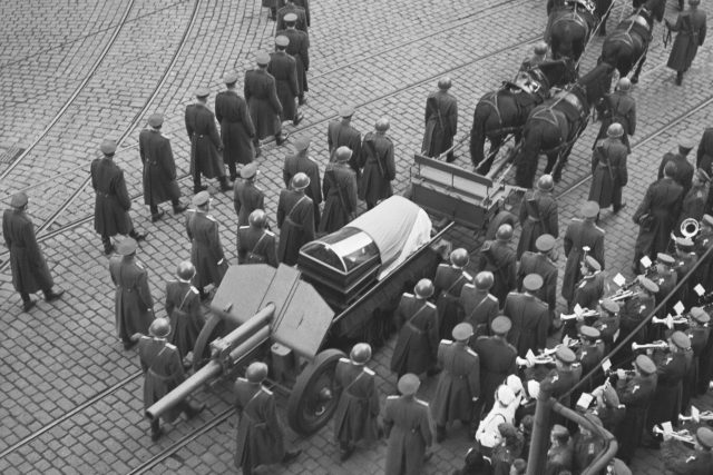 Pohřeb Klementa Gottwalda,  průvod s lafetou na Václavském náměstí 19. března 1953 | foto: Fotobanka Profimedia
