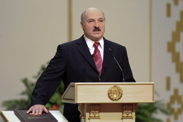 Běloruský prezident Alexandr Lukašenko podle analytiků zahájil bezostyšnou kampaň proti zbývajícím svobodným redakcím v zemi | foto: ČTK