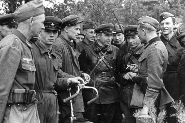 Němečtí a sovětští vojáci v Polsku,  září 1939 | foto: Creative Commons Attribution 3.0 Unported