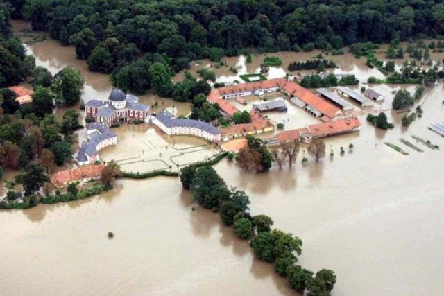 Pohled na veltruský zámek při povodni 2002 | foto:  Oficiální stránky zámku Veltrusy