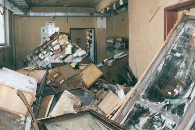 Záchrana knih po povodních v roce 2002 - knihovna Českého statistického úřadu | foto:  Národní archiv