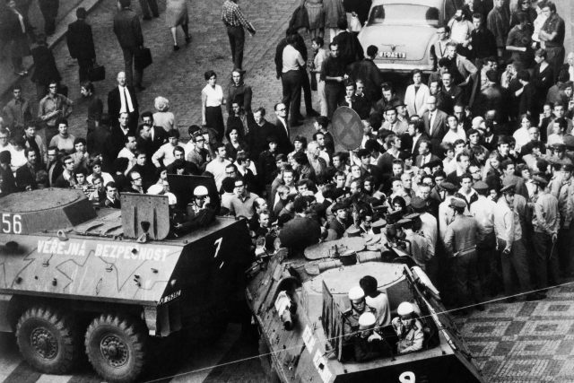 Demonstrace v Praze ve dnech 20. a 21. srpna 1969,  zákrok příslušníků VB na Václavském náměstí | foto: ČTK