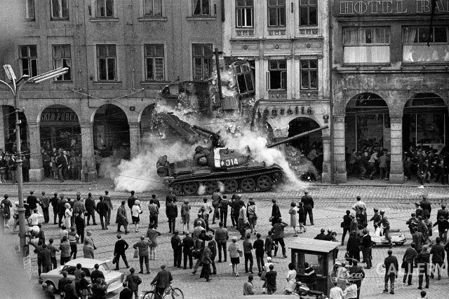 Fotografie Liberec,  srpen 1968. Expozice výstavy Nutíte nás nezapomínat | foto: Václav Toužimský,  Leica Gallery Prague