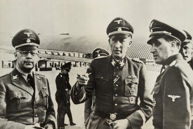 Zleva Karl Oberg,  uprostřed Reinhard Heydrich a vpravo Helmut Knochen na pařížském letišti | foto: Shutterstock