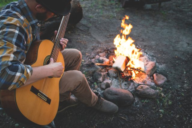 Kytara u táboráku | foto: Shutterstock