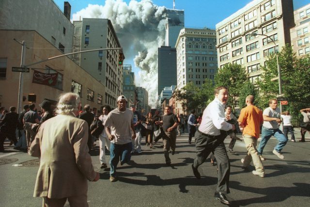 Panika v ulicích New Yorku,  která vypukla po teroristických útocích na Světové obchodní centrum 11. září 2001. Podobné snímky a televizní záběry se mnohým z nás zapsaly do paměti | foto: Profimedia