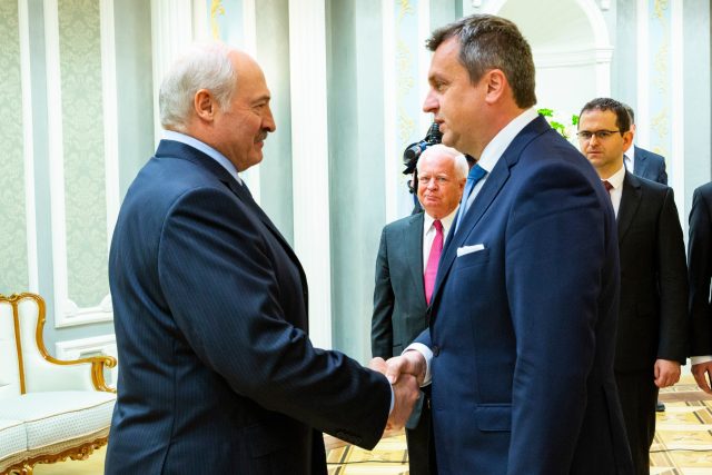 Návštěva šéfa slovenského parlamentu Andreje Danka  (vpravo) u běloruského prezidenta Alexandra Lukašenka | foto: Fotobanka Profimedia