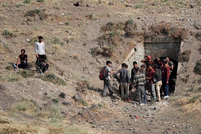 Afghánští migranti se schovávají před pohraničníky poté,  co překročili íránsko-tureckou hranici | foto: Reuters