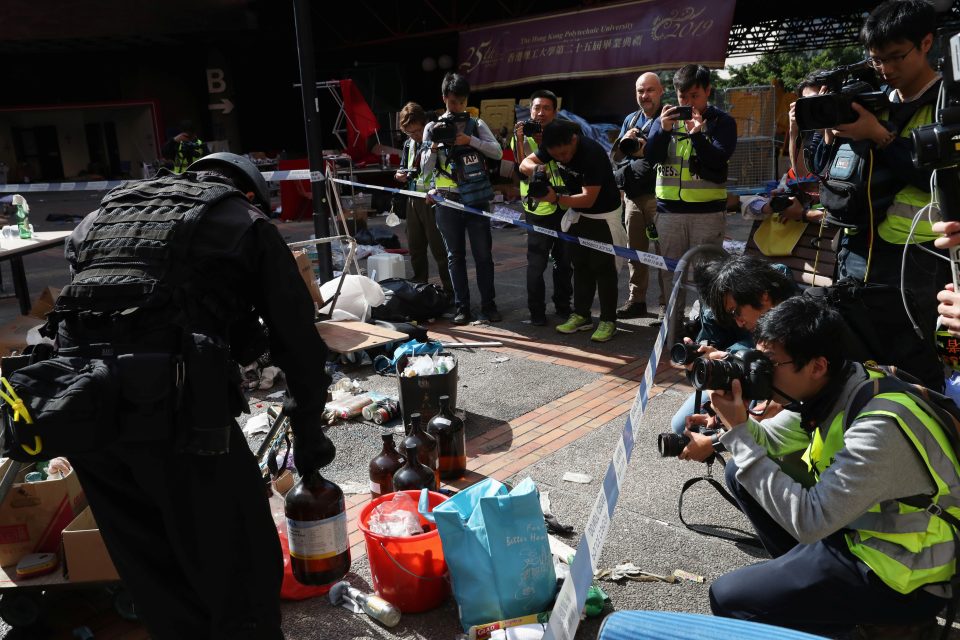 Speciální tým,  složený z hasičů,  lékařů a policejních vyšetřovatelů chce zmapovat škody,  které zůstaly po více než týdenním obsazení protestujícími studenty. | foto: Leah Millis,  Reuters