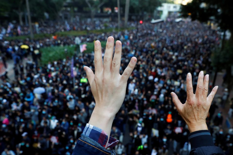 Pět prstů na ruce pro pět požadavků protivládních demonstrací v Hongkongu. | foto: Thomas Peter,  Reuters