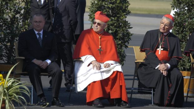 Kardinál Miloslav Vlk při příletu papež Benedikta XVI. do Prahy